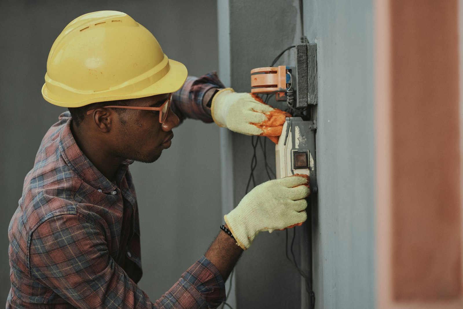 Bouw en installatie automatiseren: monteur aan het werk