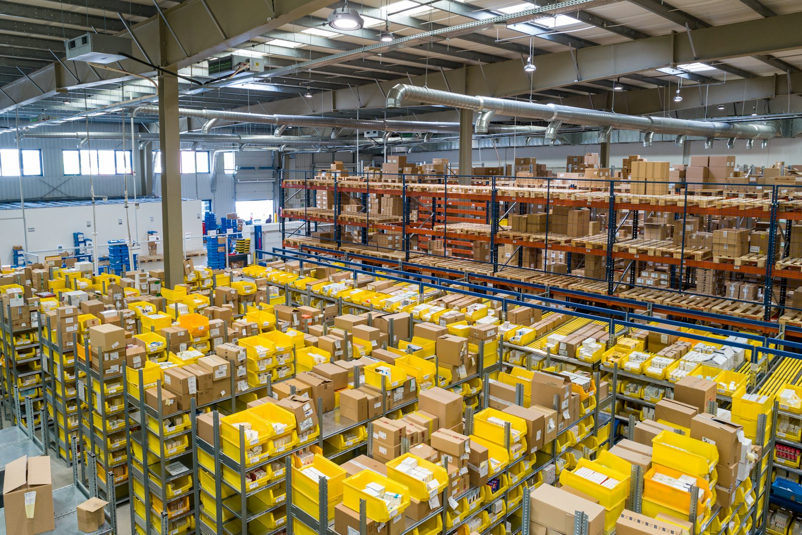 Webshop automatiseren: magazijn vol pakketten